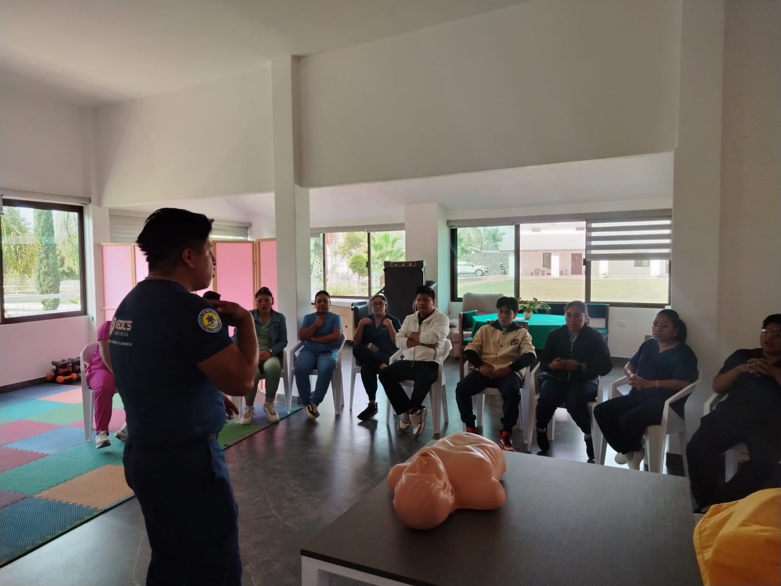 Instructores capacitando en primeros auxilios