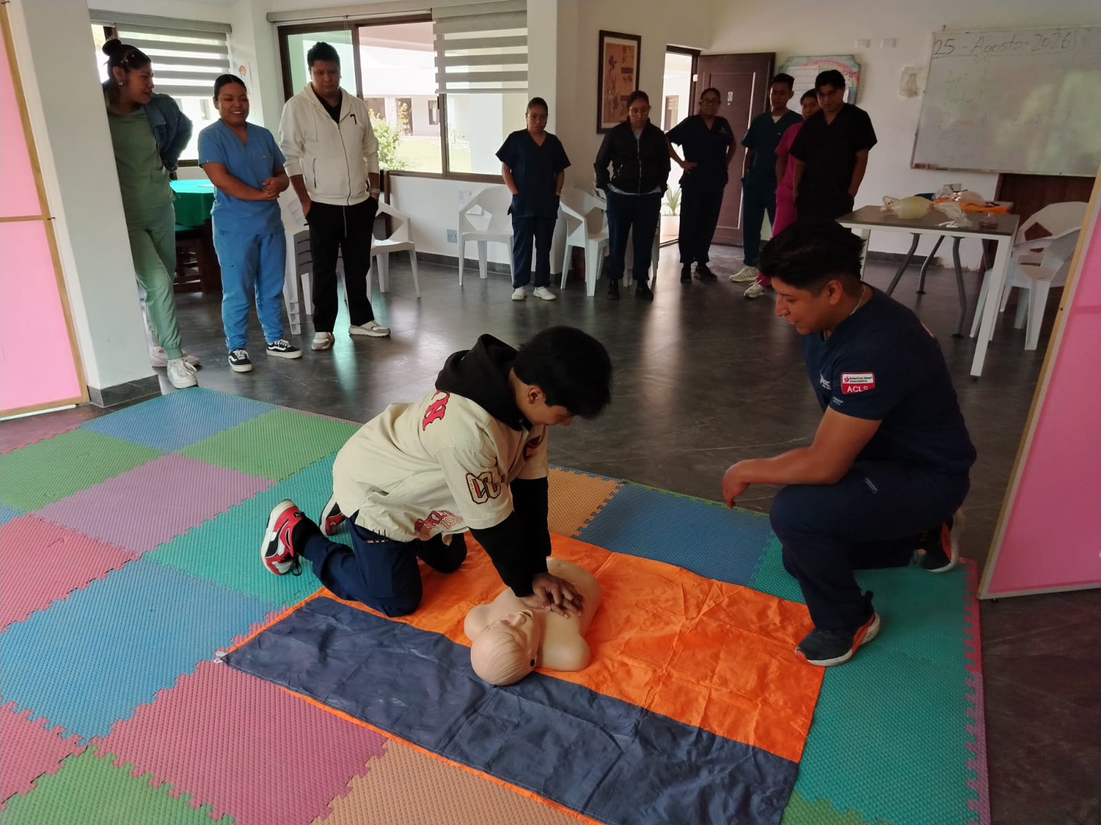 Primer respondiente aplicando primeros auxilios